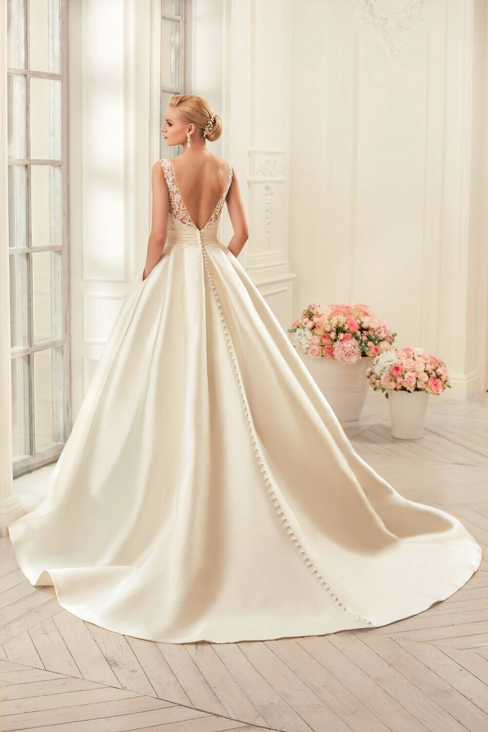 Vestido de novia de satén con escote de bola