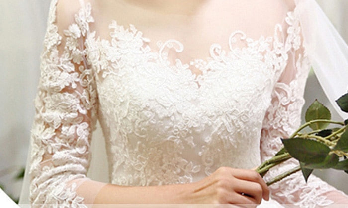 Vestido de novia elegante con escote redondo y manga tres cuartos de encaje