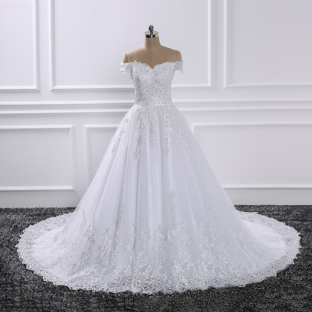 Vestido de novia de princesa con escote en forma de corazón y apliques de encaje y hombros descubiertos