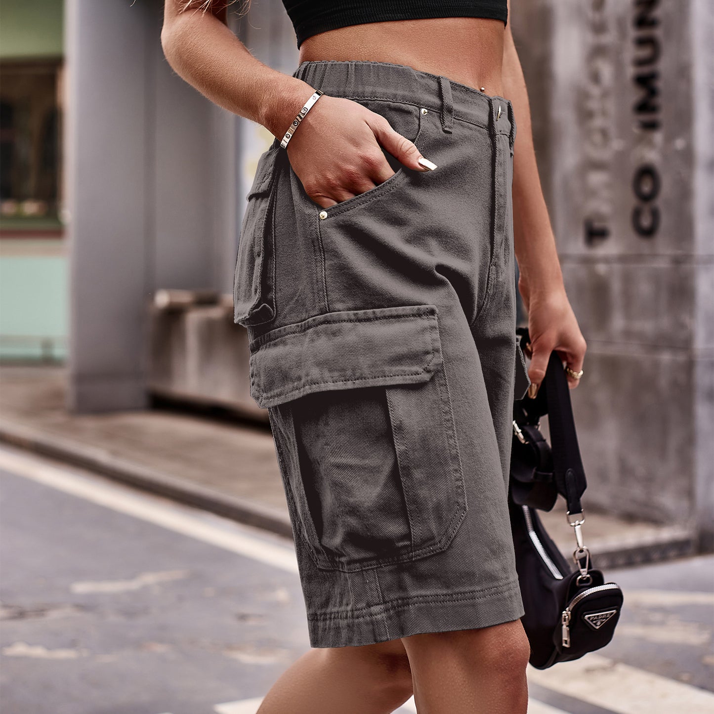 Pantalones cortos cargo de mezclilla con bolsillos