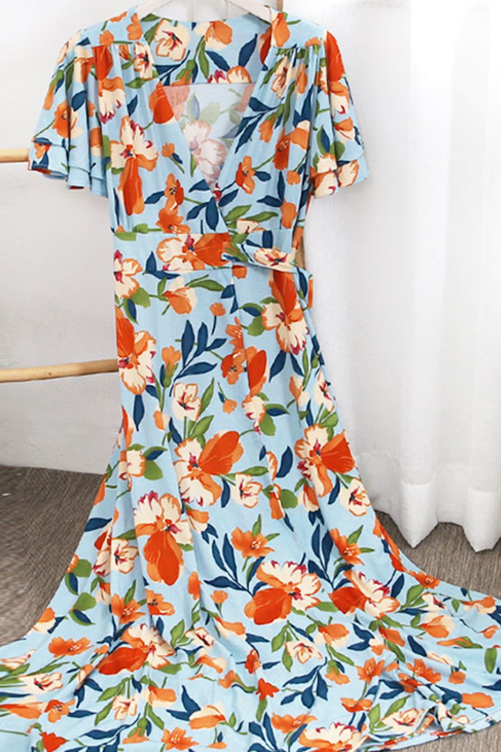 Vestido de talla grande con mangas abullonadas y cuello cruzado con estampado floral