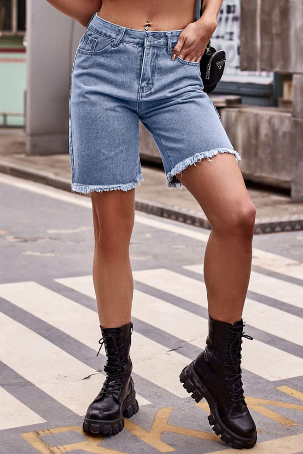 Pantalones cortos de mezclilla con dobladillo sin rematar y bolsillos