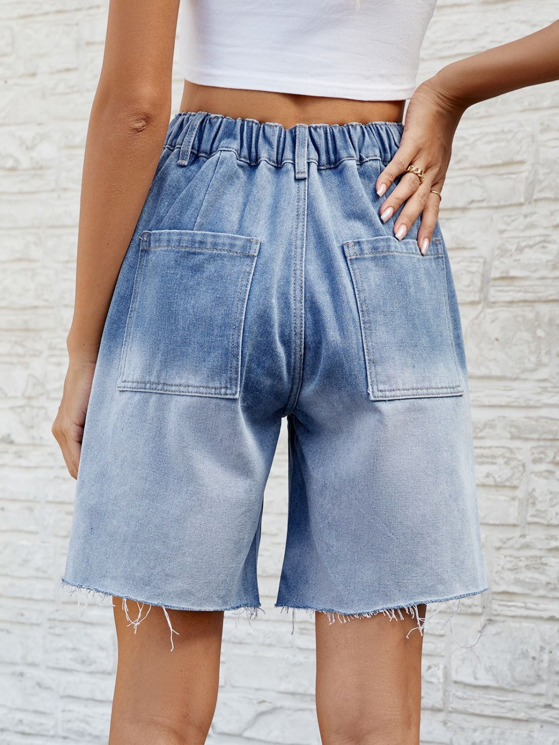 Pantalones cortos de mezclilla con dobladillo sin rematar y botones y bolsillos