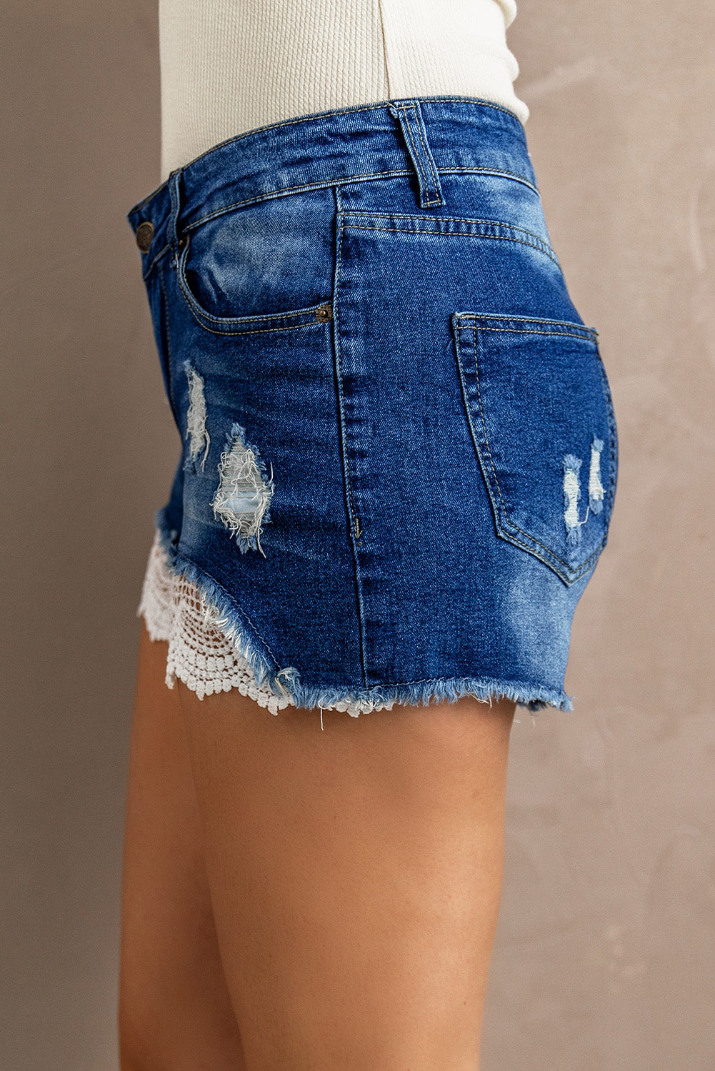 Pantalones cortos de mezclilla desgastados con encaje empalmado