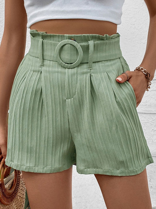 Pantalones cortos con cinturón y bolsillos