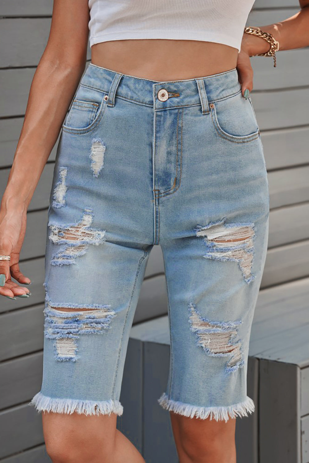 Bermudas de mezclilla desgastadas con dobladillo sin rematar