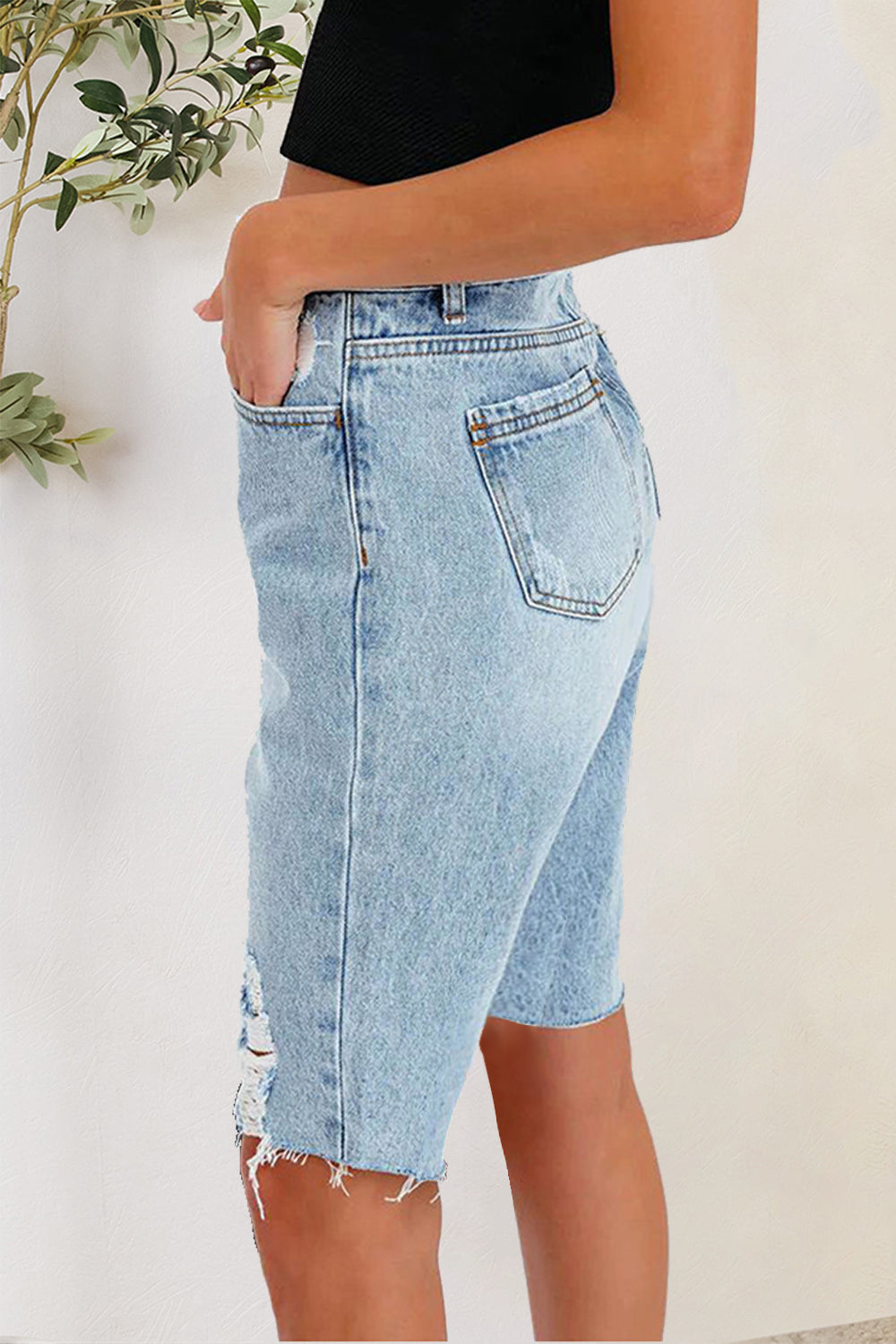Pantalones cortos de mezclilla desgastados con bolsillos