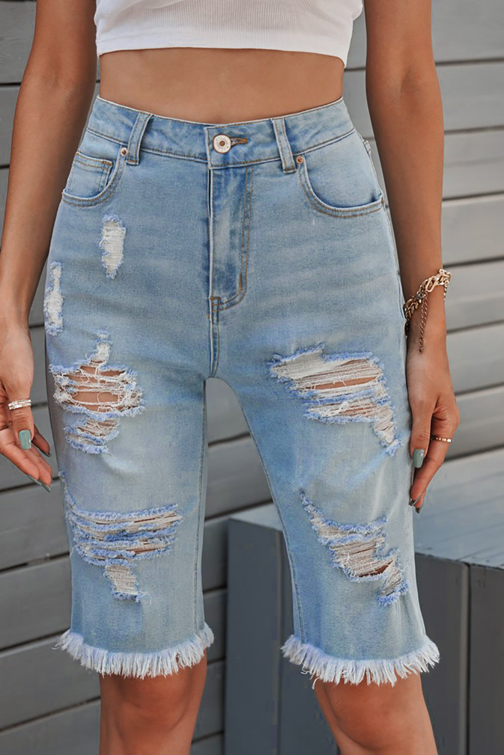 Bermudas de mezclilla desgastadas con dobladillo sin rematar