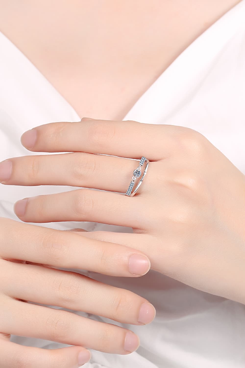 Anillo chapado en rodio con moissanita recortada