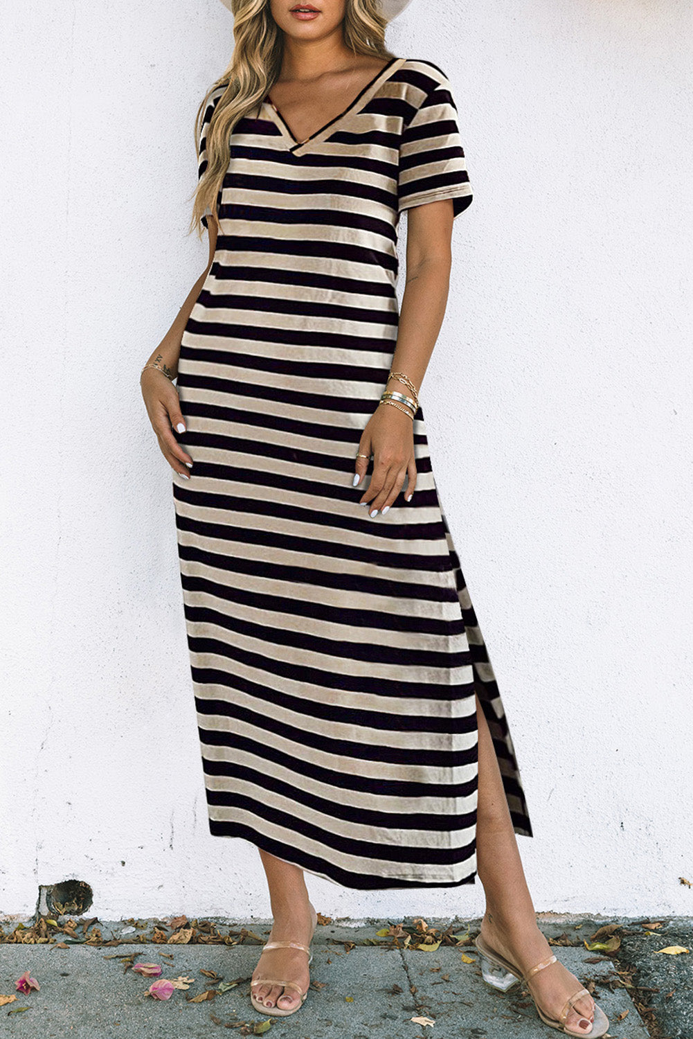 Vestido de rayas con escote en V, manga corta y abertura lateral