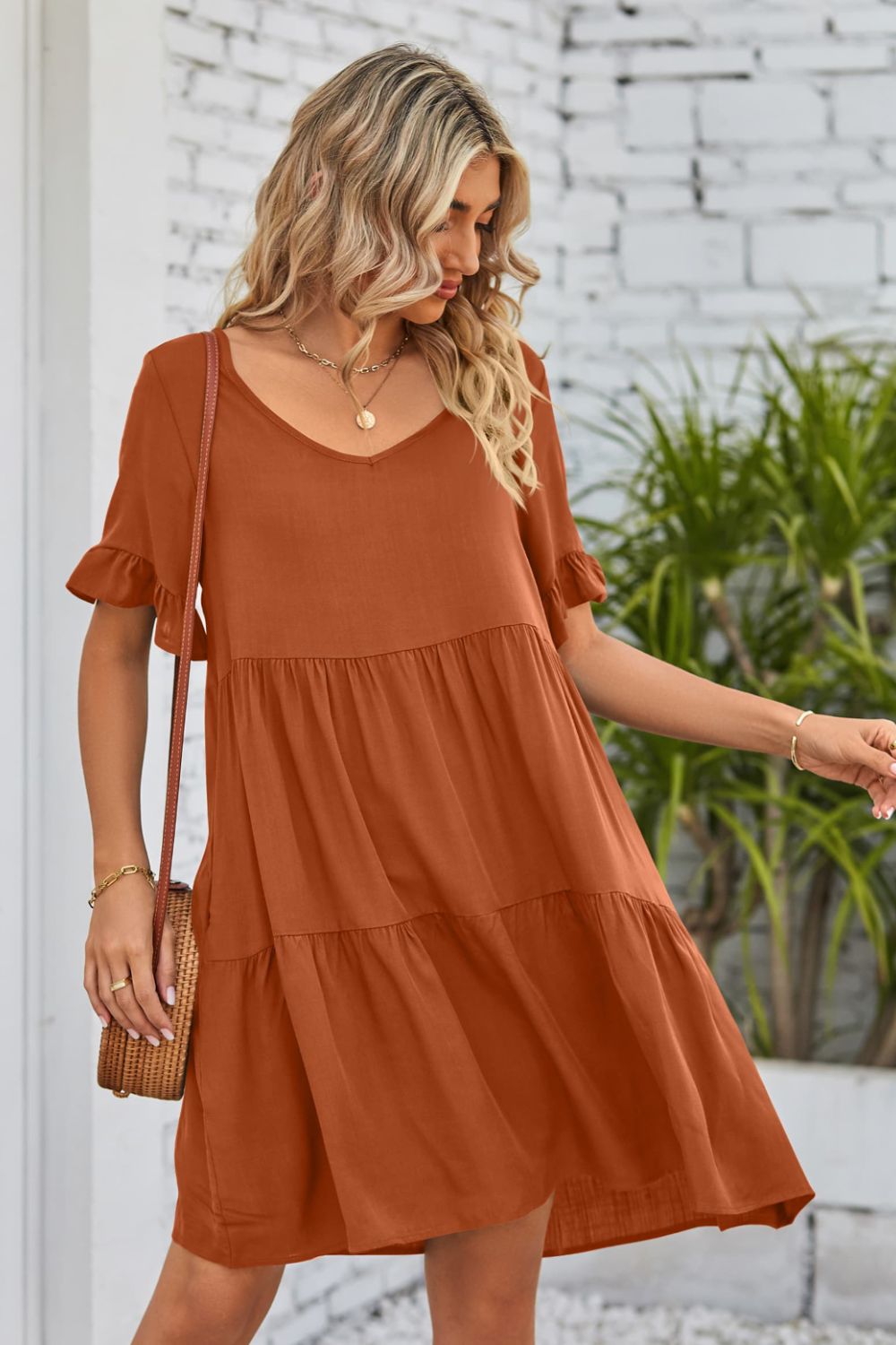 Vestido con escote en V, mangas con volantes y capas