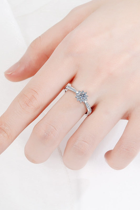 Anillo de copo de nieve chapado en rodio moissanite