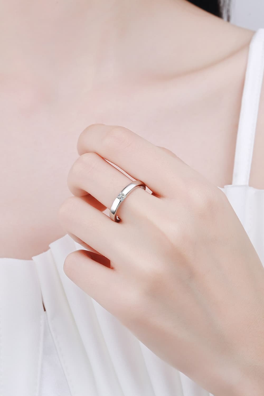 Anillo chapado en rodio con incrustaciones de moissanita