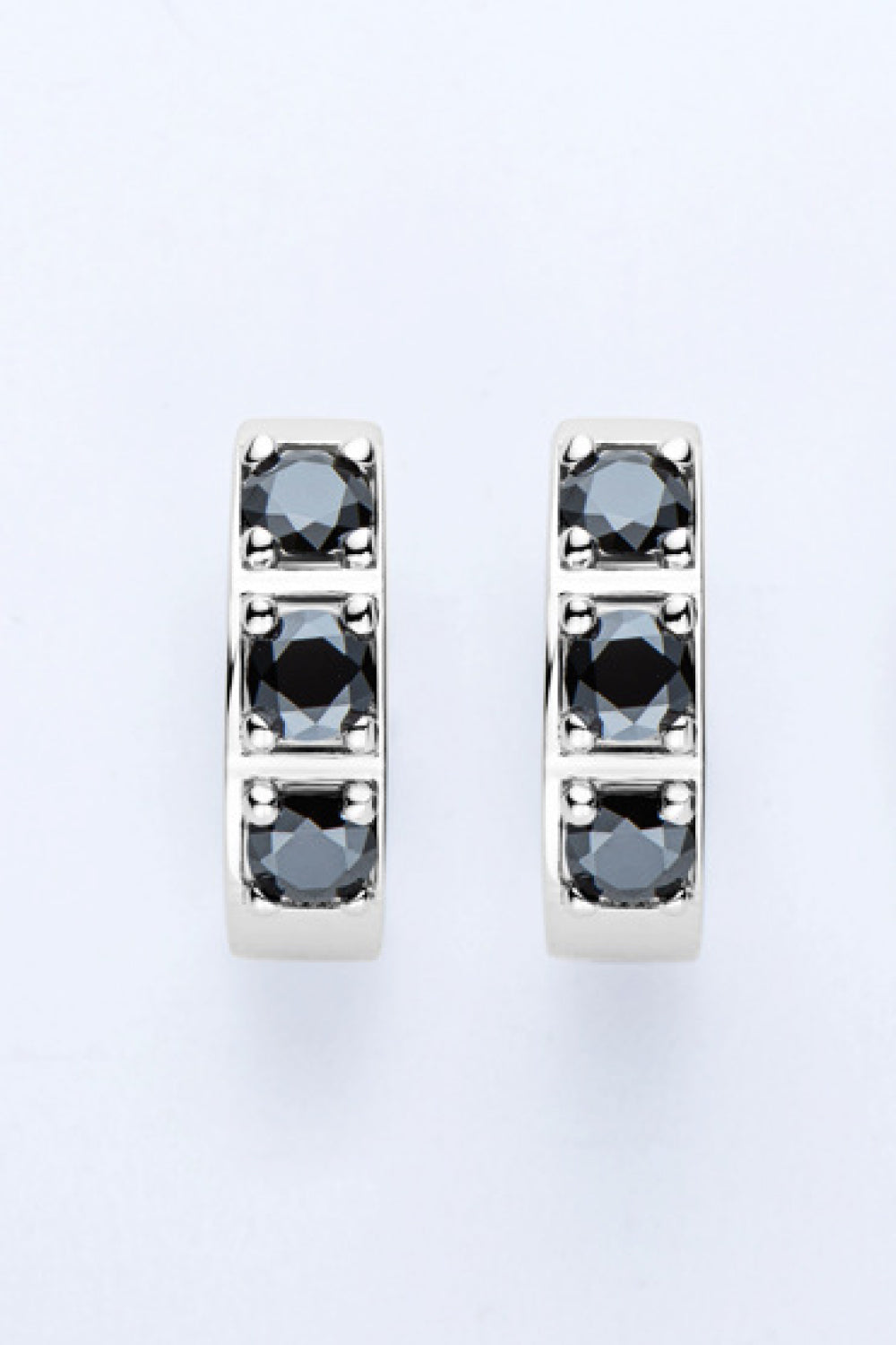 Pendientes Huggie con incrustaciones de moissanita