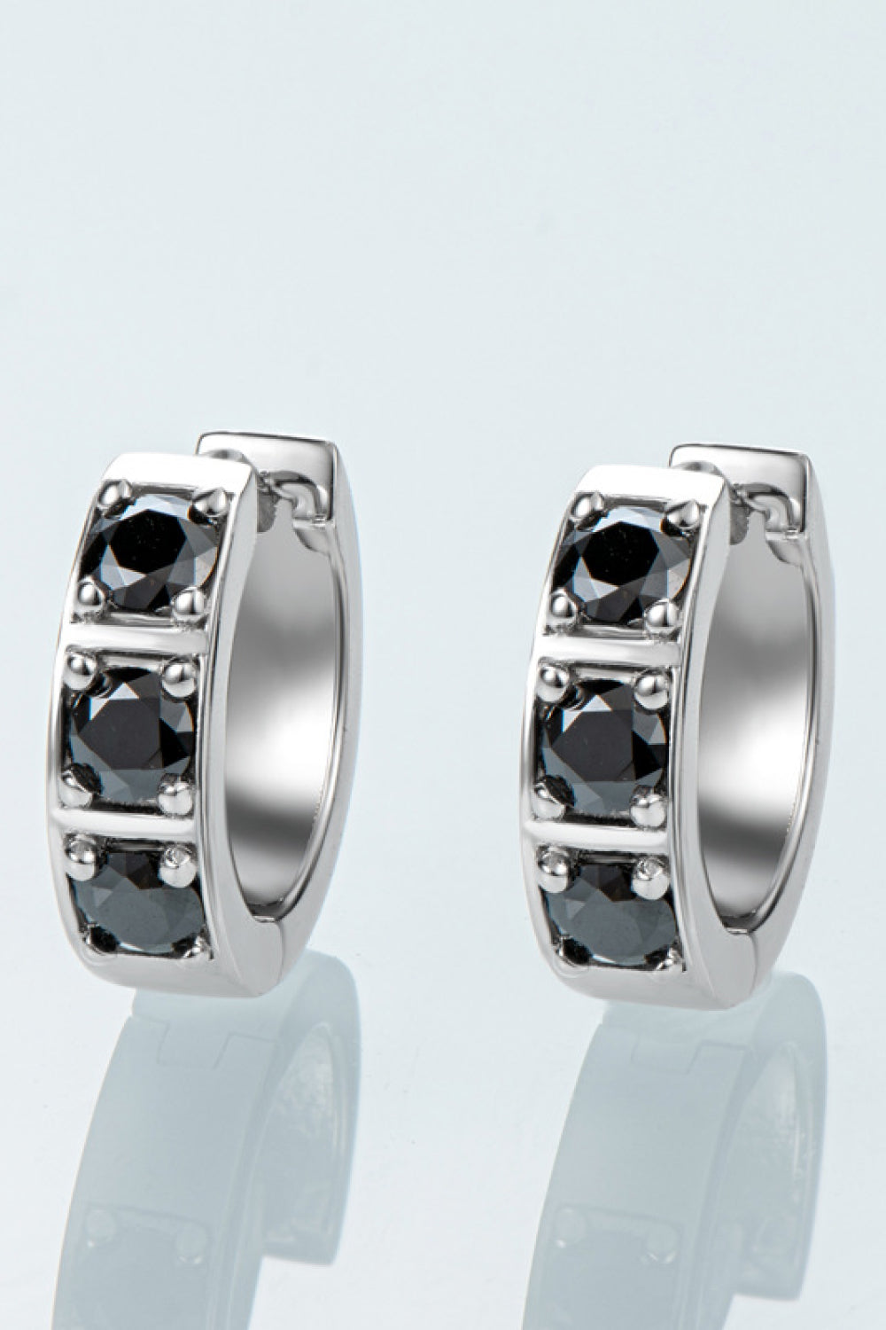 Pendientes Huggie con incrustaciones de moissanita