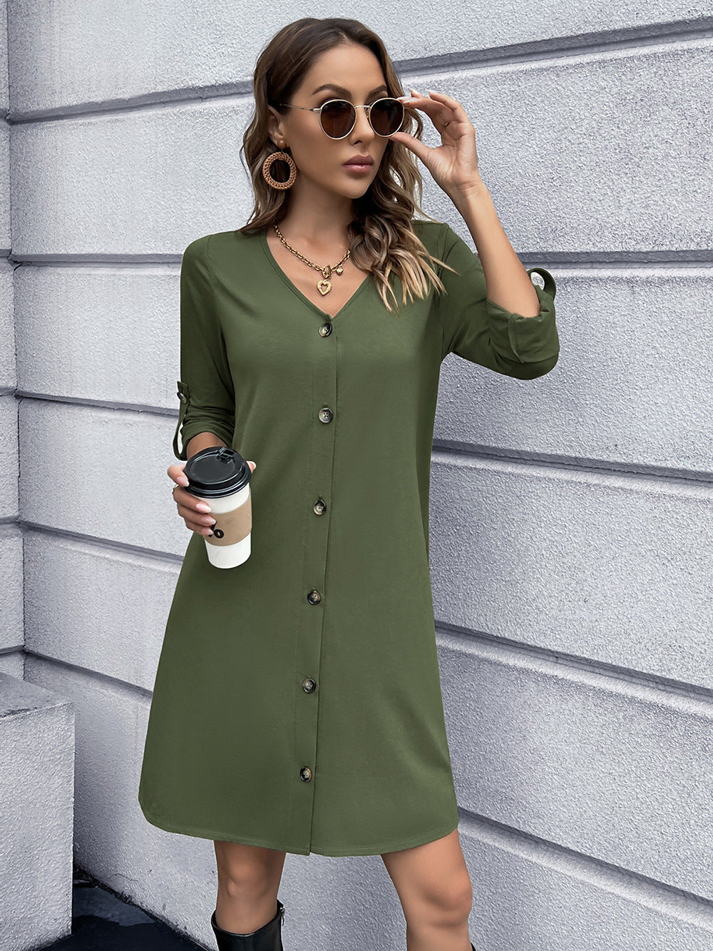 Vestido mini con cuello en V y botones