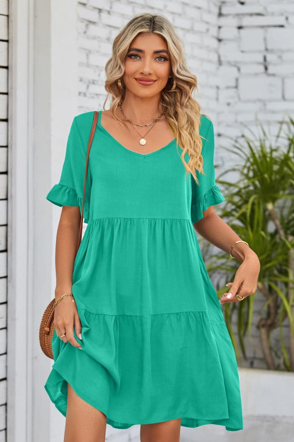 Vestido con escote en V, mangas con volantes y capas