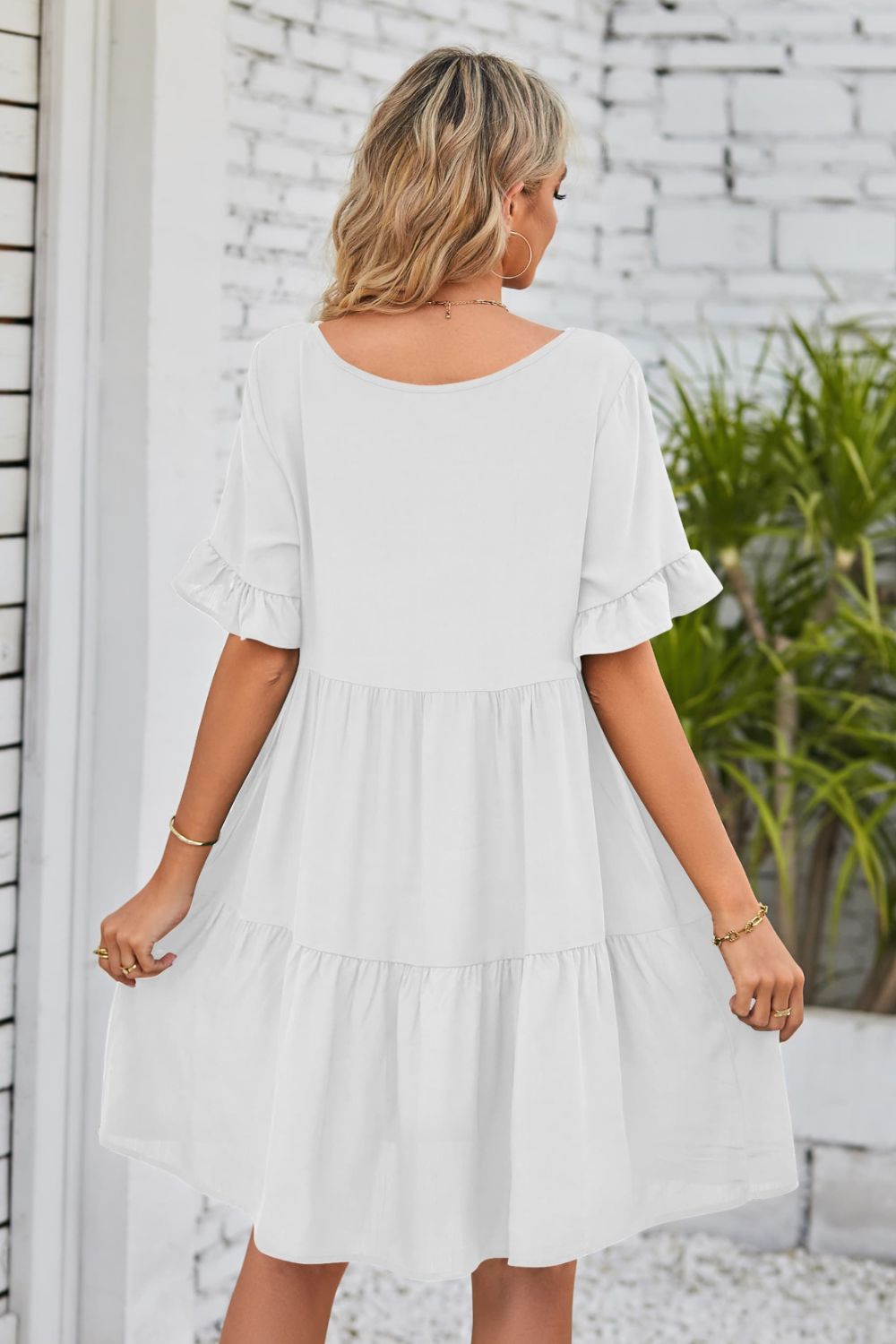 Vestido con escote en V, mangas con volantes y capas