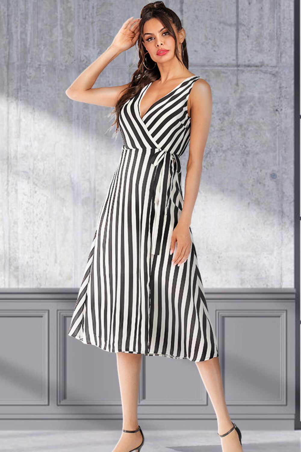 Vestido sin mangas atado con sobrepelliz a rayas