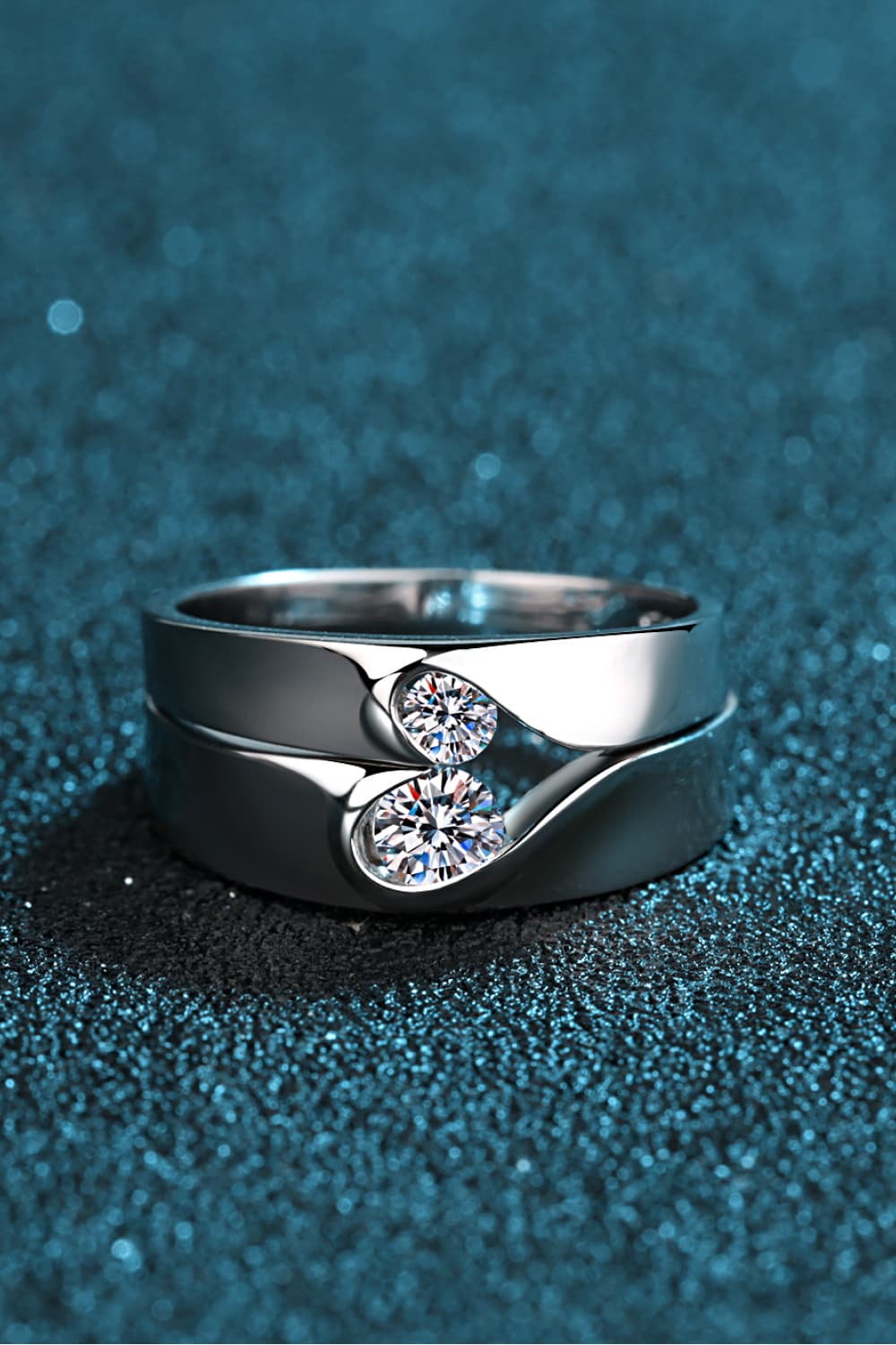 Anillo de moissanita con baño de rodio