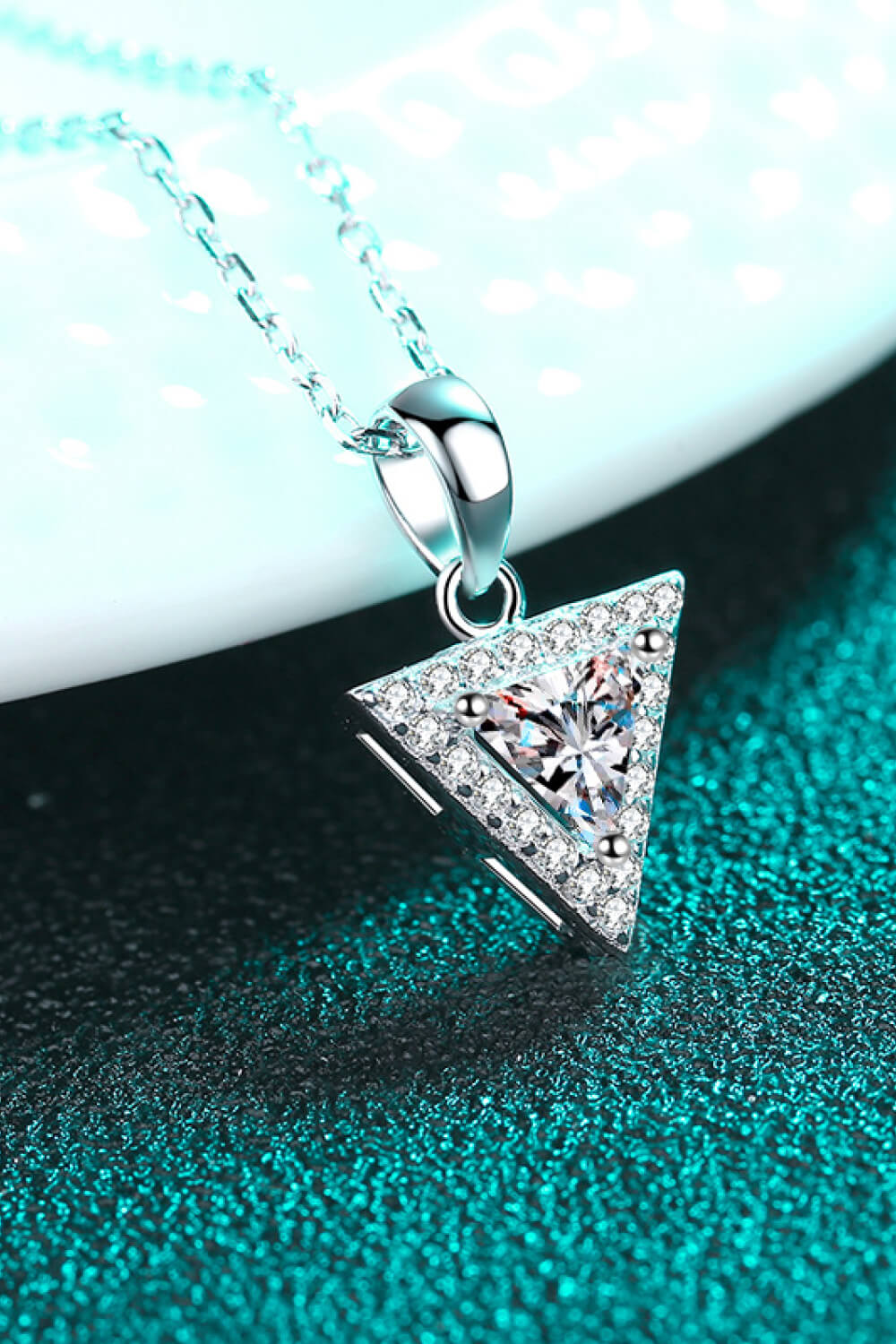 Collar con colgante de moissanita triangular de plata de ley 925