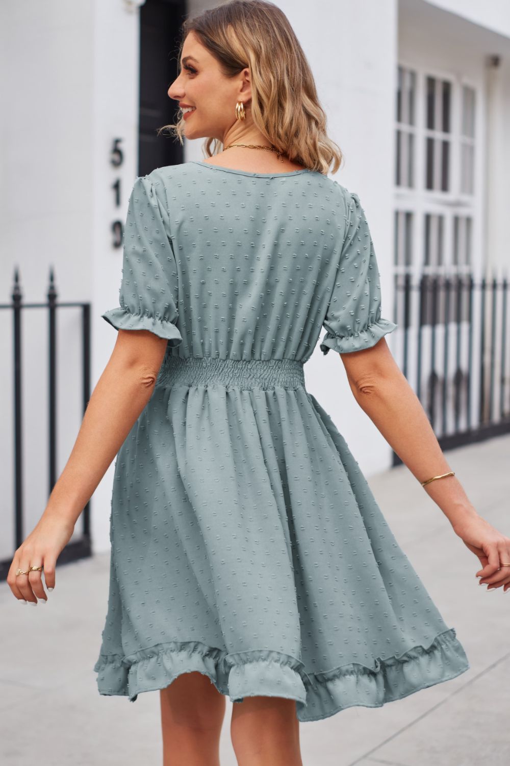 Vestido con escote en V y mangas con volantes y ribete de lunares suizos