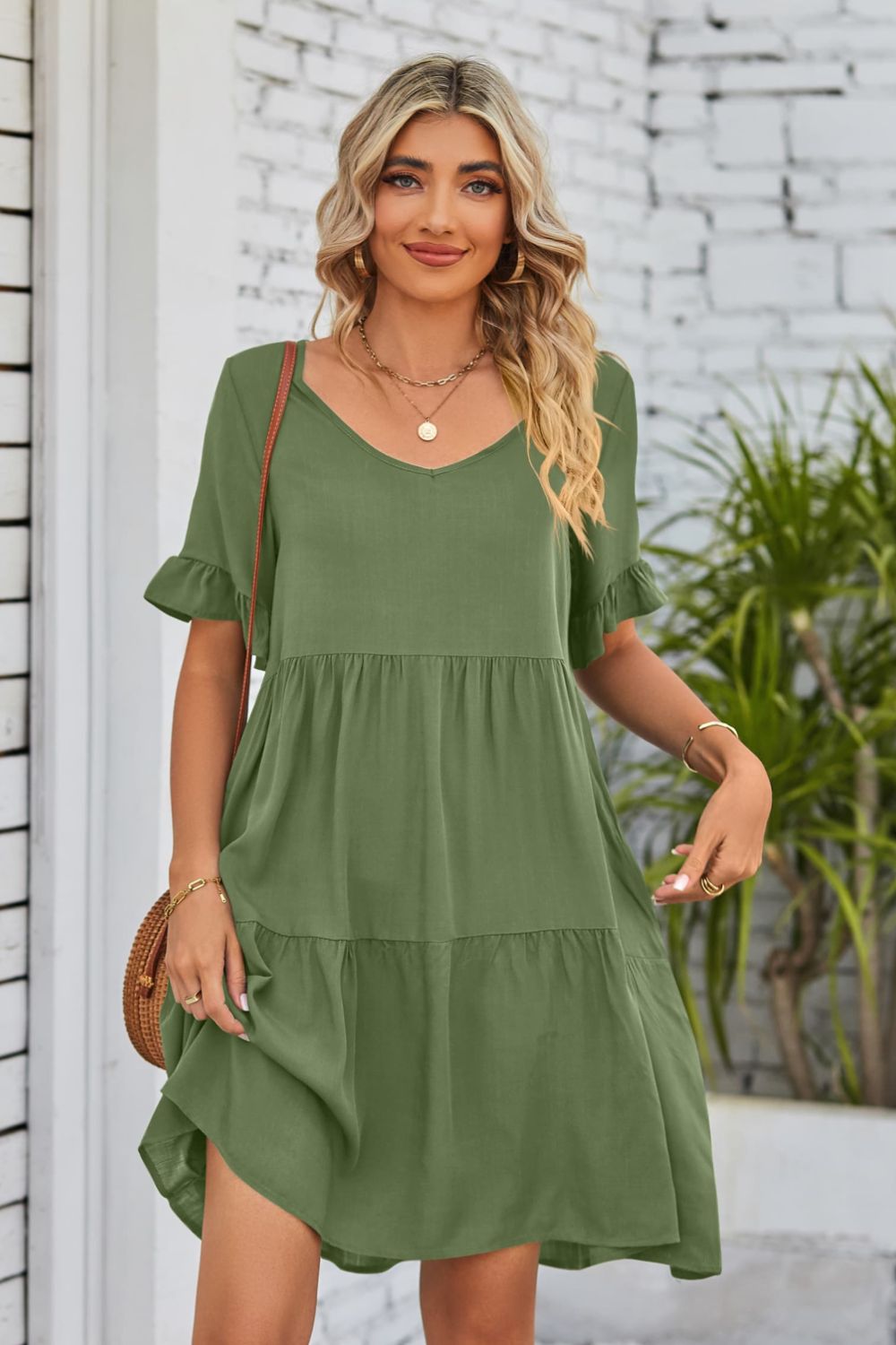 Vestido con escote en V, mangas con volantes y capas