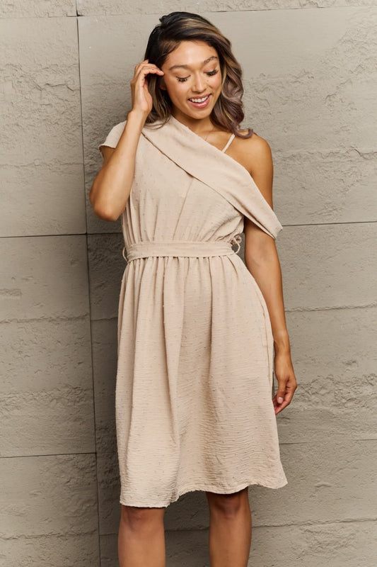 Vestido de cuello asimétrico con lunares suizos