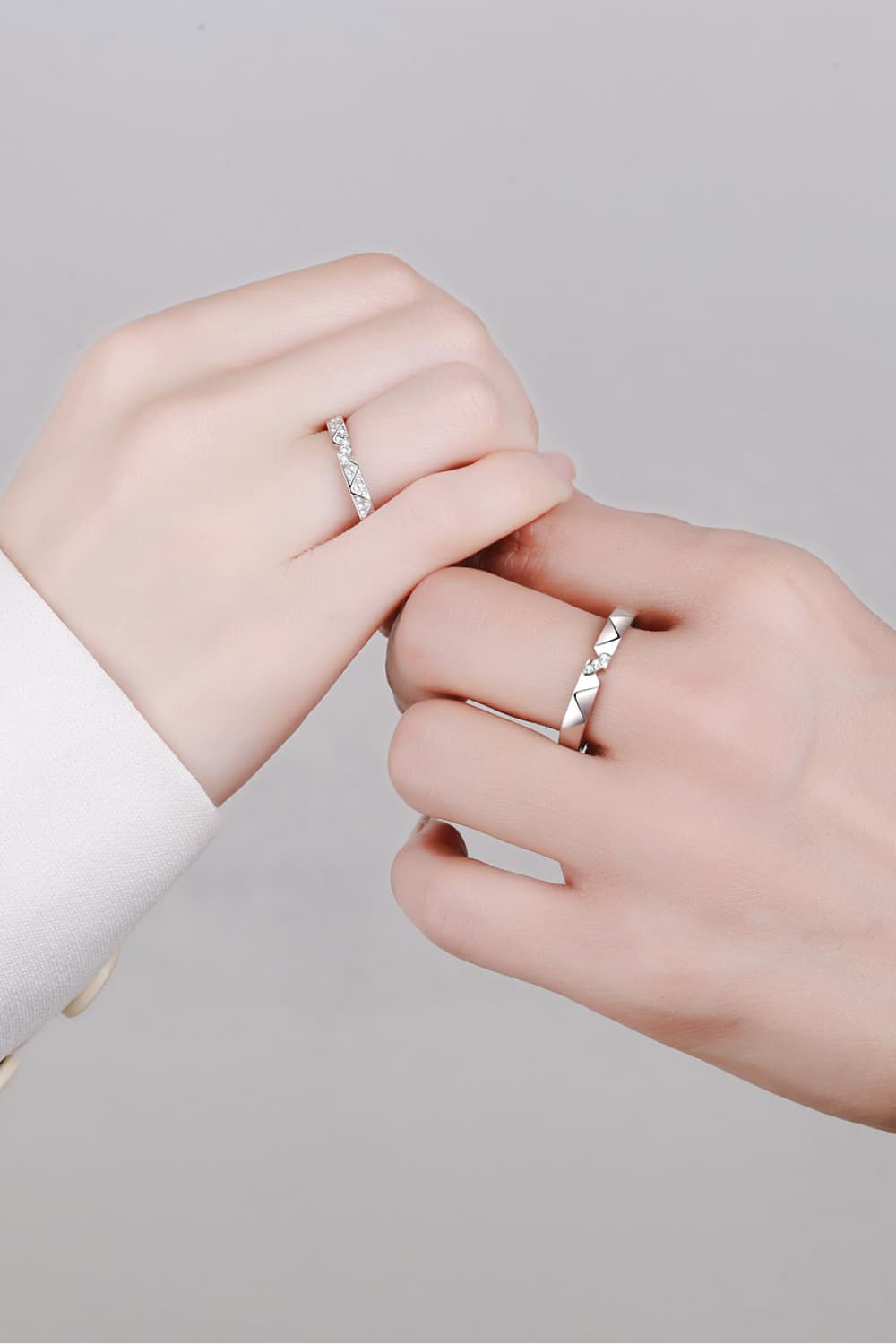 Anillo minimalista moissanite chapado en rodio