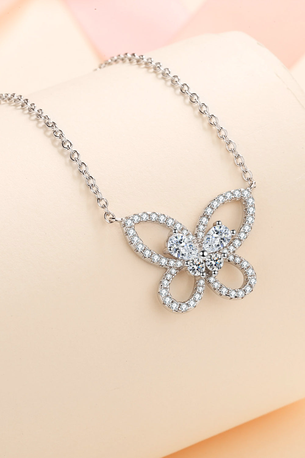 Collar con colgante de mariposa Moissanite