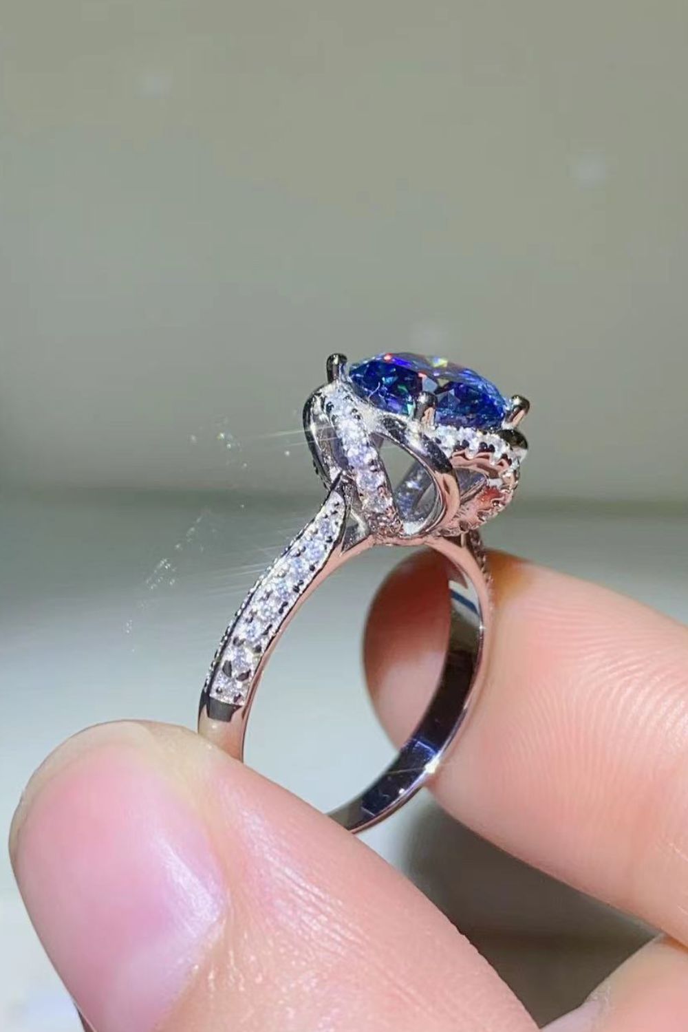 Anillo de plata de ley 925 con moissanita azul cobalto de 2 quilates