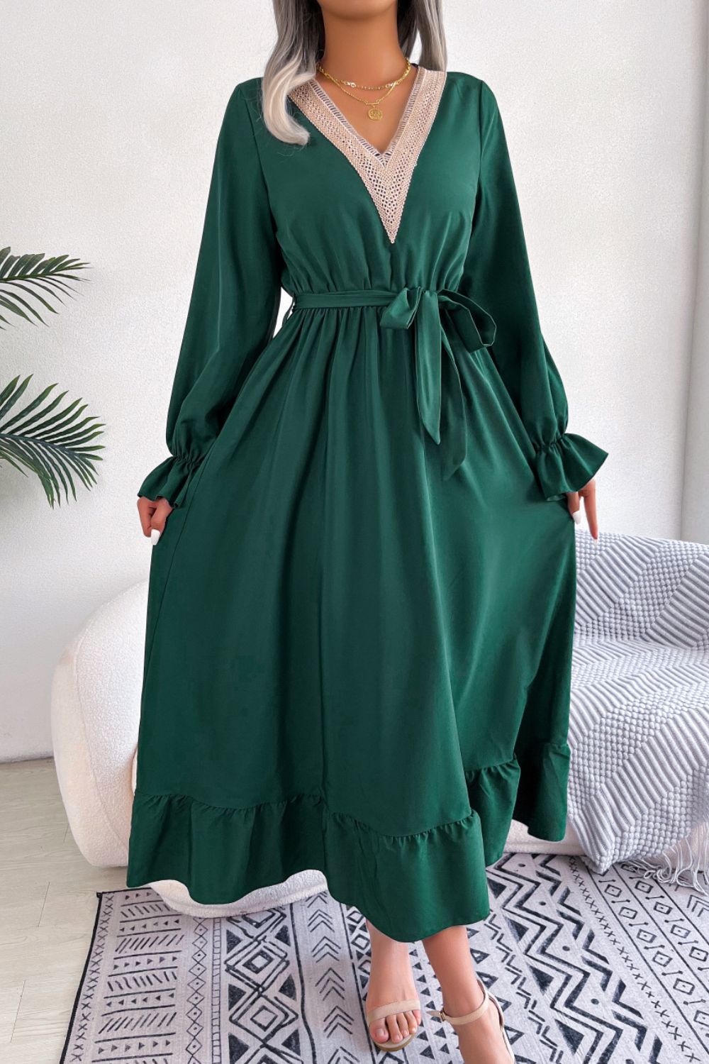 Vestido de manga con volantes y cinturón en contraste