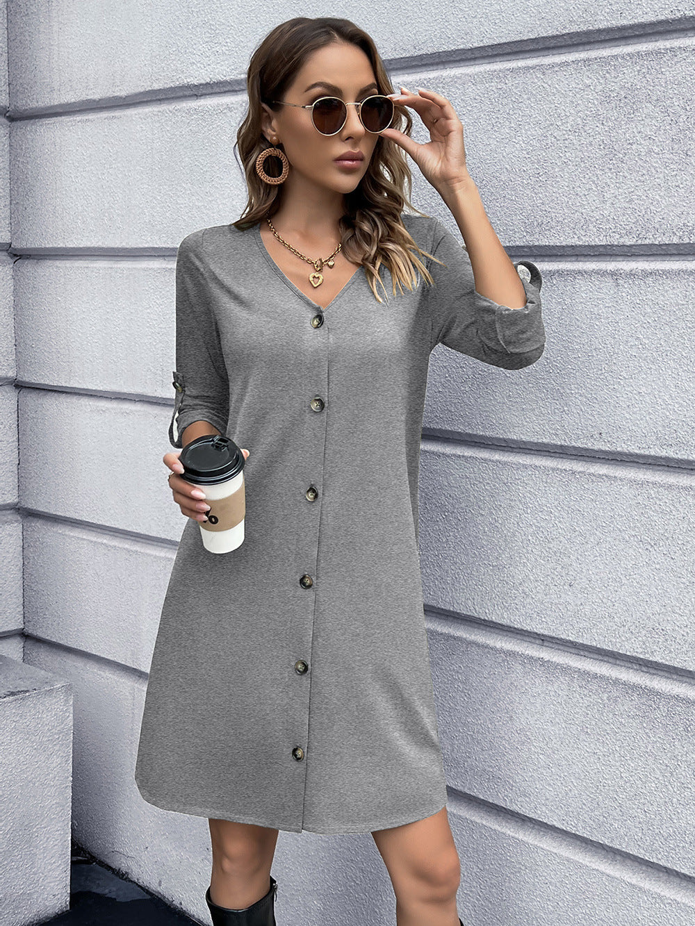 Vestido mini con cuello en V y botones