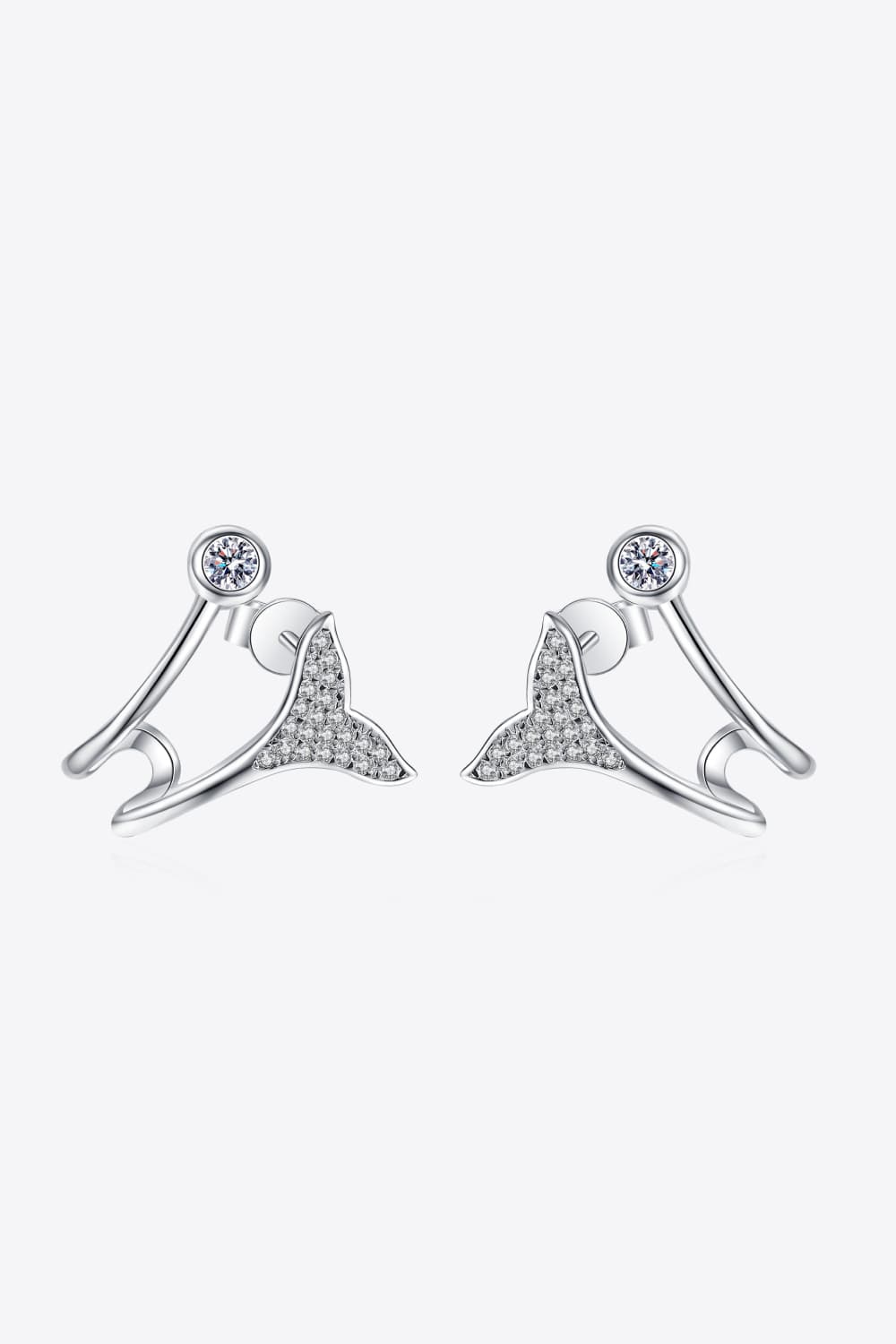 Aretes de moissanita con cola de pez y baño de rodio