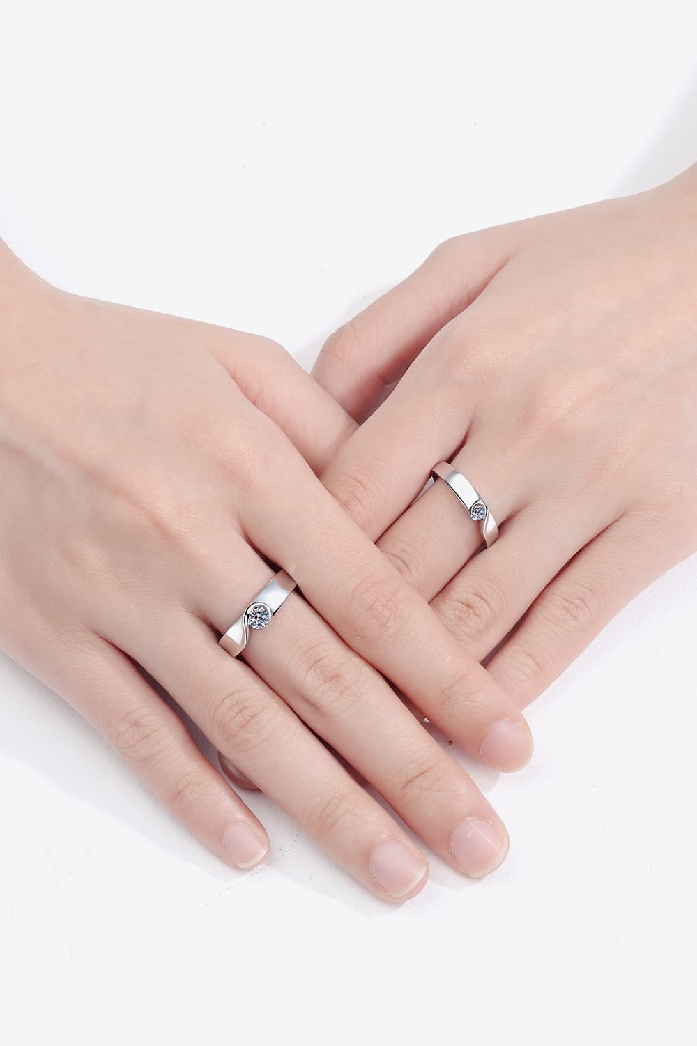 Anillo de moissanita con baño de rodio