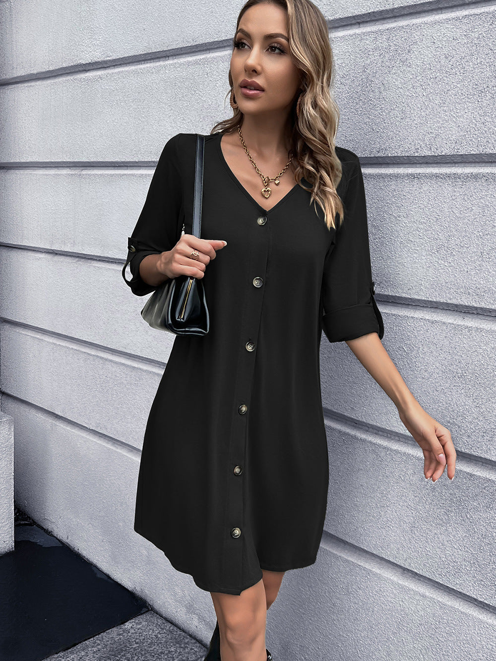 Vestido mini con cuello en V y botones