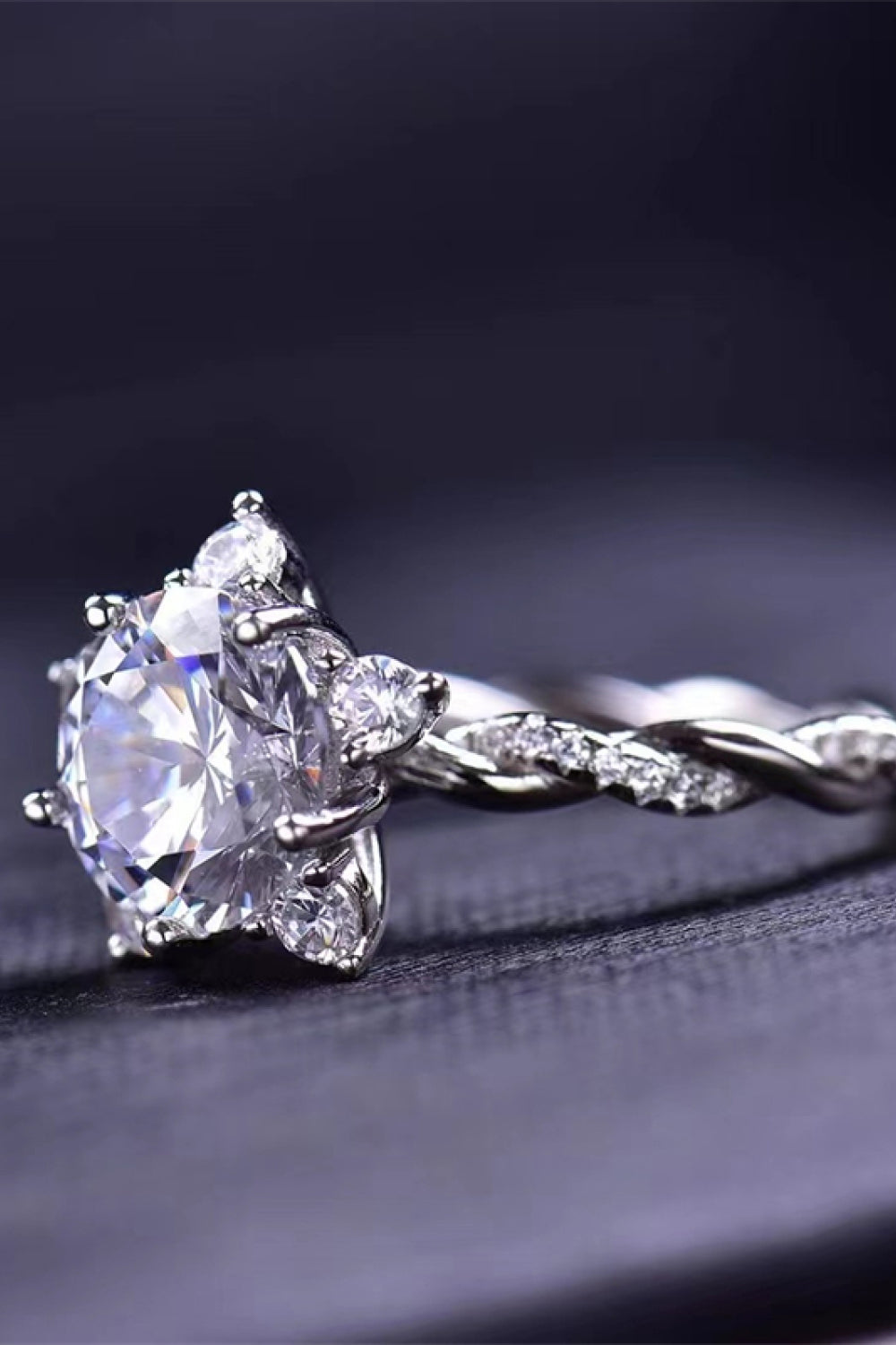 Anillo torcido de moissanita de 3 quilates