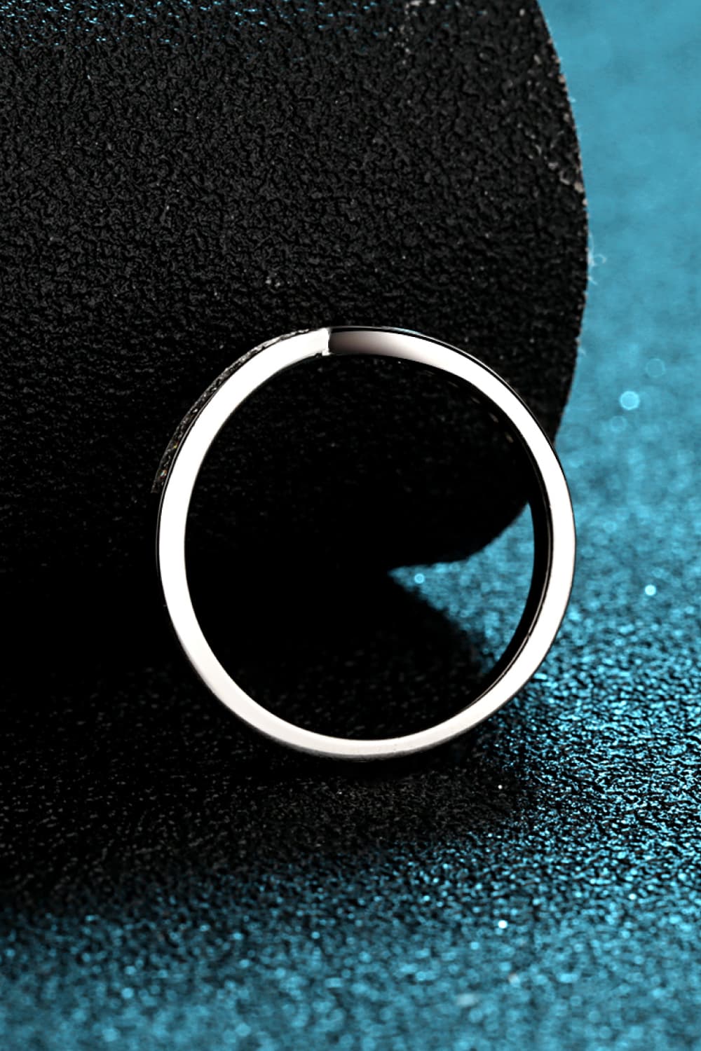 Anillo minimalista moissanite chapado en rodio