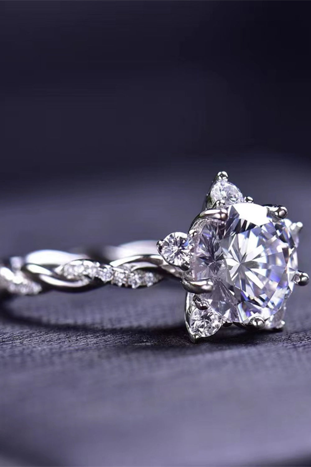 Anillo torcido de moissanita de 3 quilates