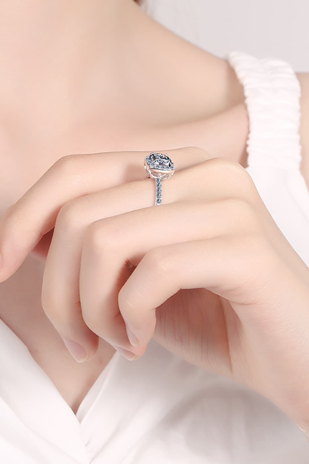 Anillo de halo cuadrado de moissanita de 2 quilates