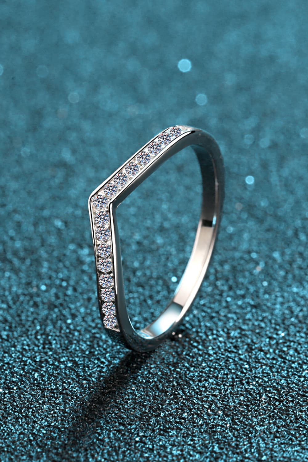 Anillo minimalista moissanite chapado en rodio