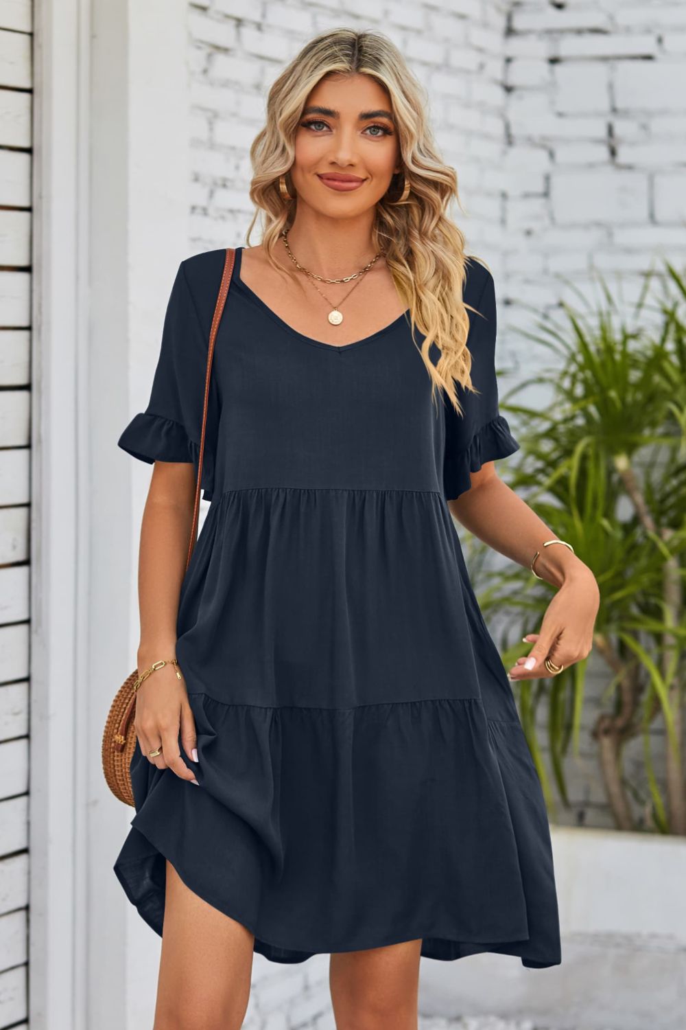 Vestido con escote en V, mangas con volantes y capas