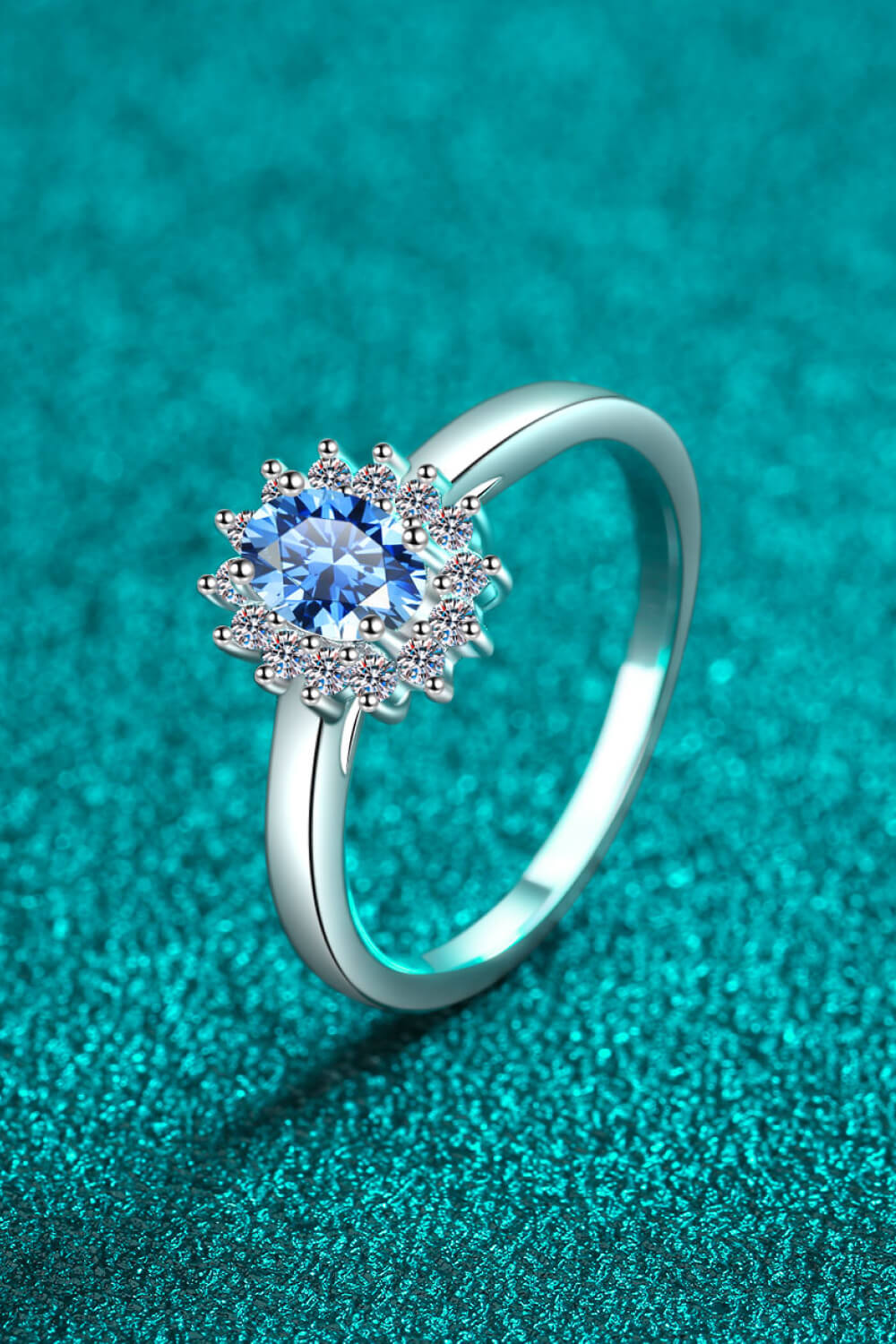 En mi propio anillo de moissanita