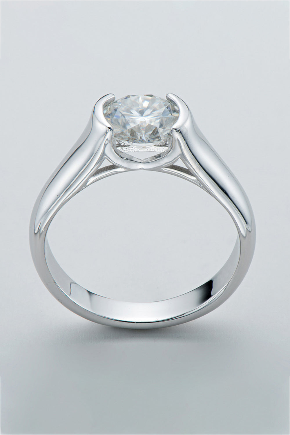 Anillo chapado en platino con moissanita de 2 quilates con buen aspecto