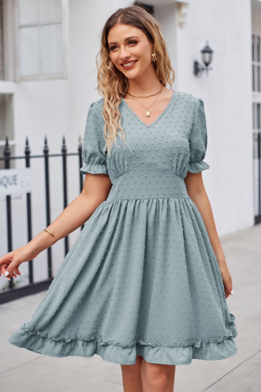Vestido con escote en V y mangas con volantes y ribete de lunares suizos
