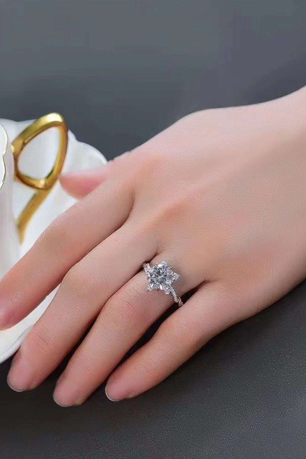 Anillo torcido de moissanita de 3 quilates