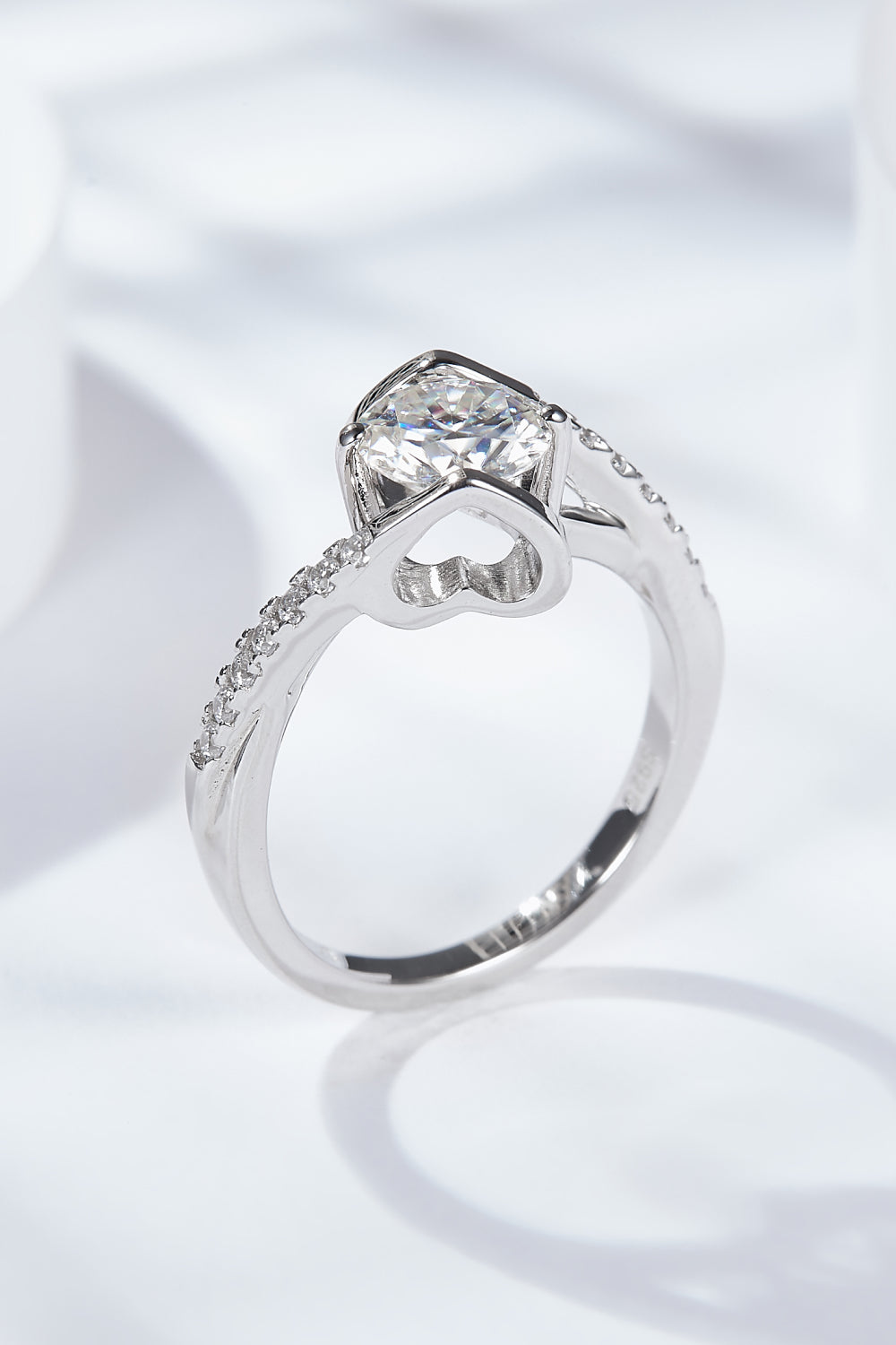 Anillo de moissanita chapado en platino Limitless Love