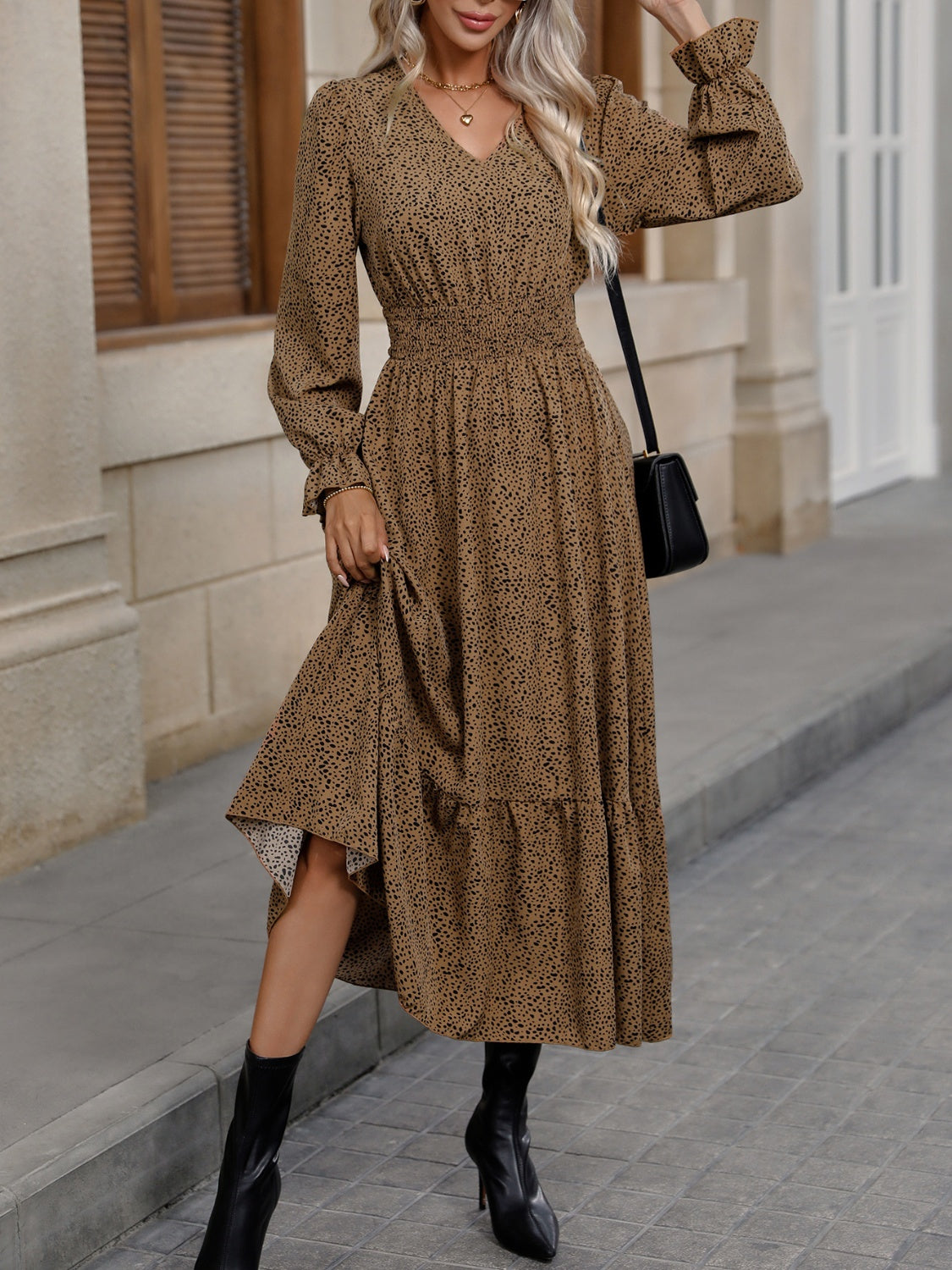 Vestido con escote en V, mangas con volantes y dobladillo fruncido