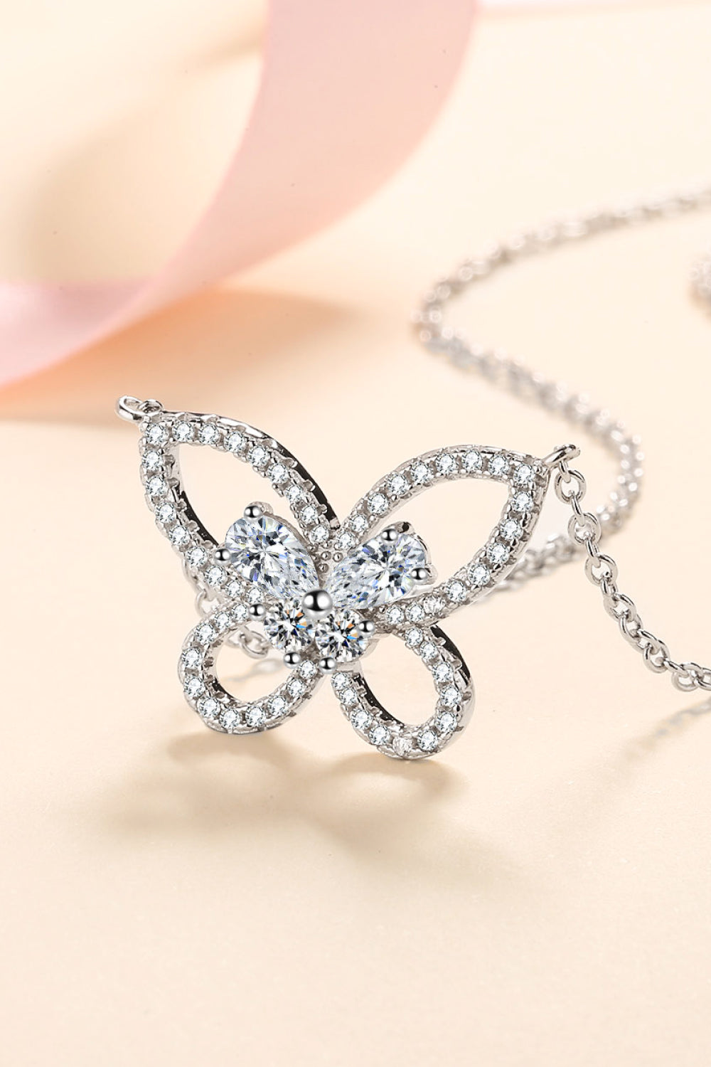Collar con colgante de mariposa Moissanite