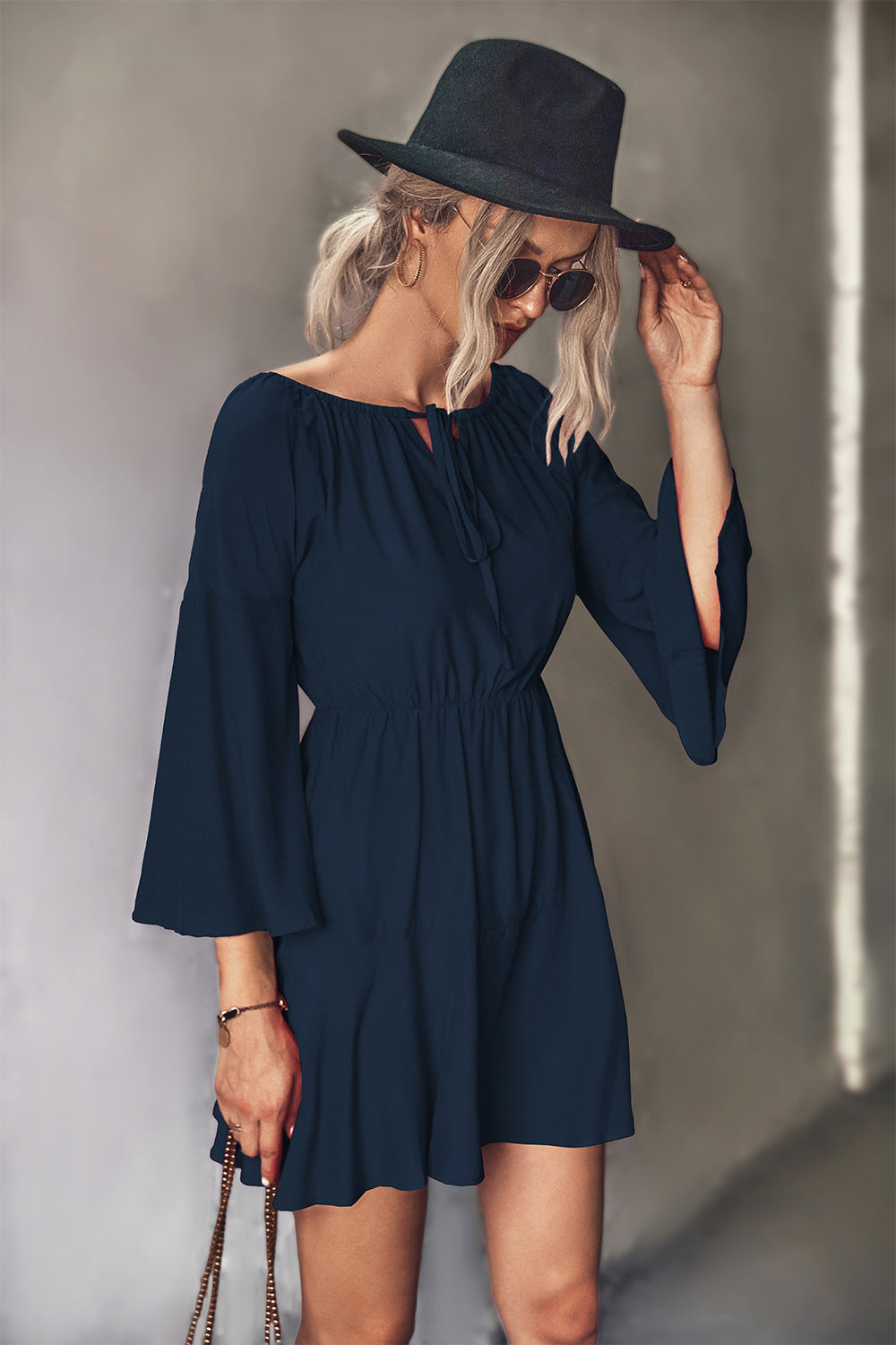 Mini vestido de manga acampanada con cuello anudado